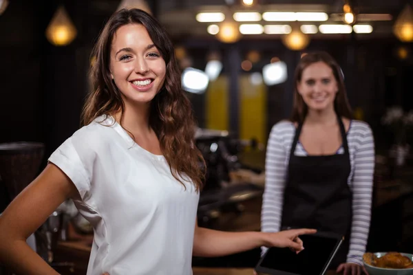 Lächelnde Frau in Bar — Stockfoto