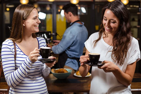 Sorrindo amigos tomando café — Fotografia de Stock