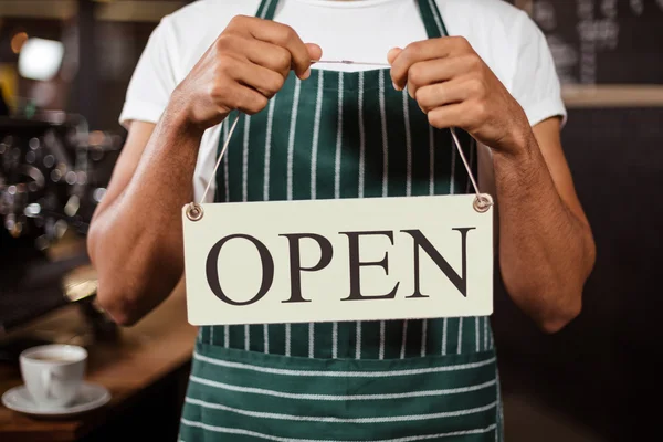 Barista segurando sinal aberto — Fotografia de Stock