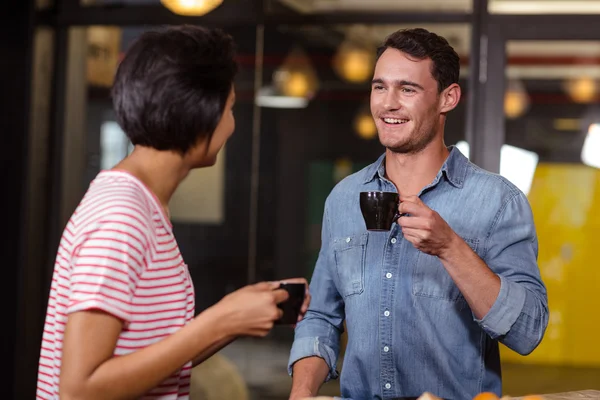 Sorridente coppia avendo caffè — Foto Stock