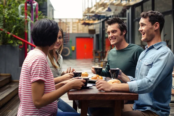 Amigos tomando café juntos — Foto de Stock