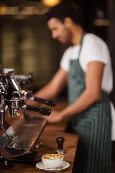 Barista travaillant dans le bar — Photo