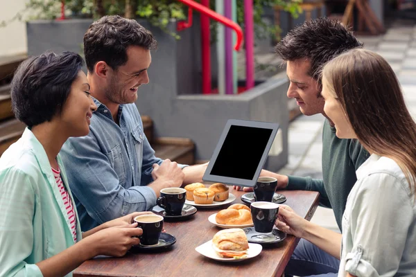 Amici sorridenti guardando tablet — Foto Stock