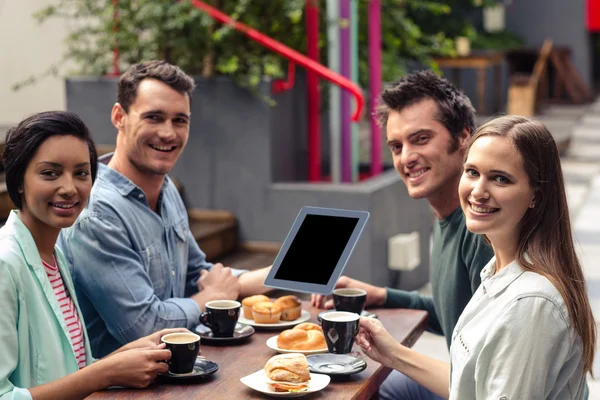 Amici al bar utilizzando la tecnologia — Foto Stock