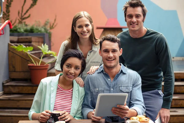 Vrienden met behulp van tablet bij bar — Stockfoto