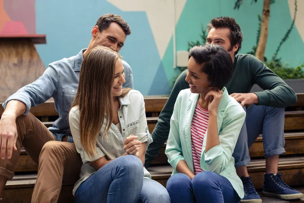 Amigos felices hablando — Foto de Stock