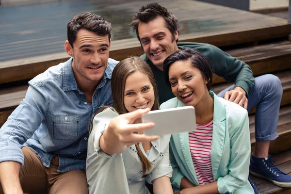 Amigos felices tomando selfie —  Fotos de Stock