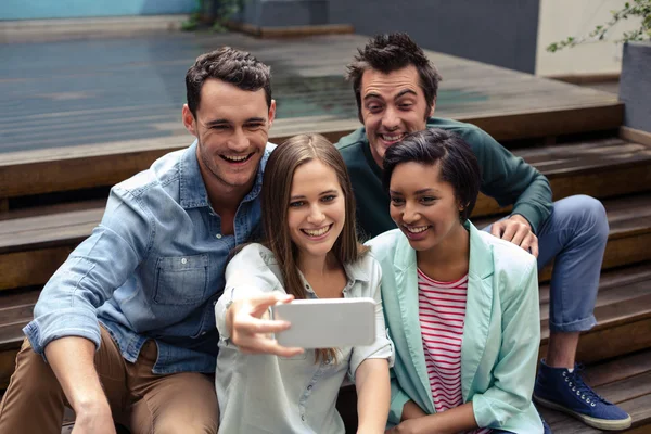 Amici felici prendendo selfie — Foto Stock