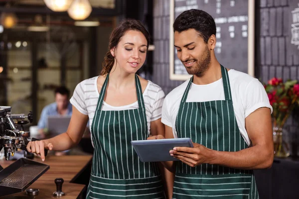 Baristas sorridentes usando tablet — Fotografia de Stock