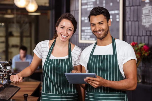 Baristas sorridentes usando tablet — Fotografia de Stock