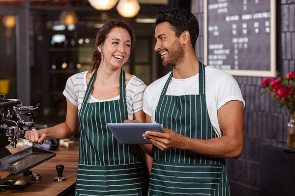 Leende baristas använder tablet — Stockfoto