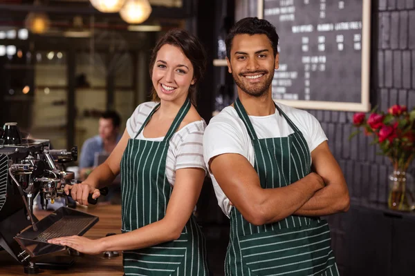 Glimlachend Barista's werken — Stockfoto