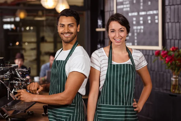 S úsměvem baristas pracovní — Stock fotografie