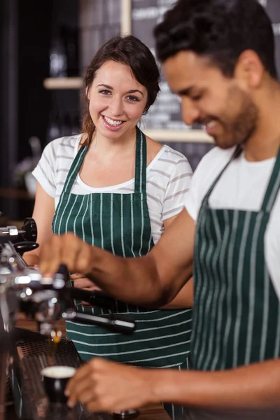 Glimlachend Barista's werken — Stockfoto