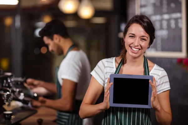 Sorridente barista mostrando tablet — Foto Stock