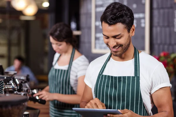 Χαμογελώντας barista χρησιμοποιώντας tablet — Φωτογραφία Αρχείου