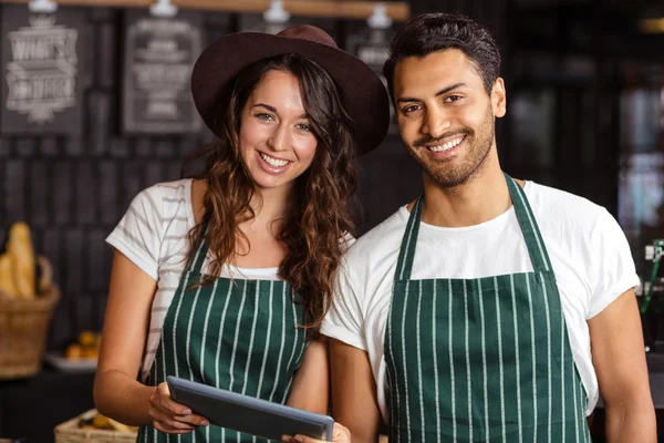 Baristas sorridentes usando tablet — Fotografia de Stock