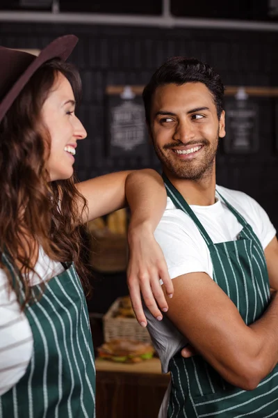 Baristas sonrientes mirándose — Foto de Stock