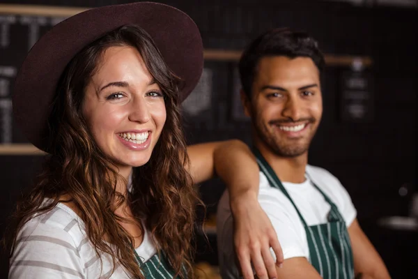 Lachende Barista's kijken naar de camera — Stockfoto