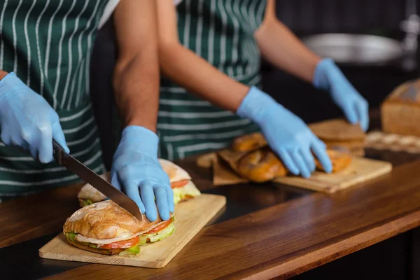 Baristas förbereda smörgåsar — Stockfoto