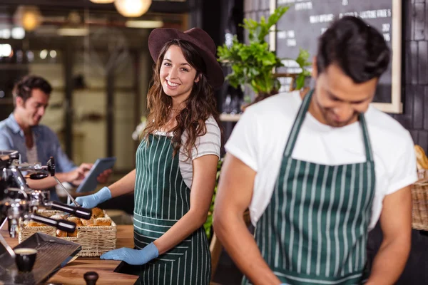 Lächelnder Barista blickt in die Kamera — Stockfoto