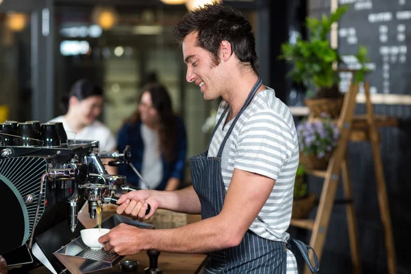 Barista sorrindo fazendo café — Fotografia de Stock