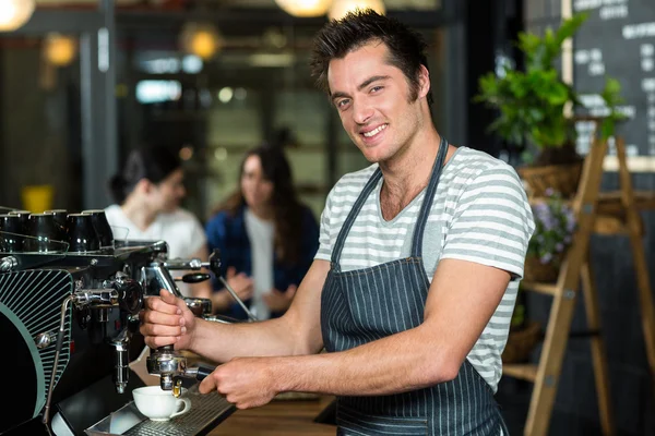 Barista sorrindo fazendo café — Fotografia de Stock