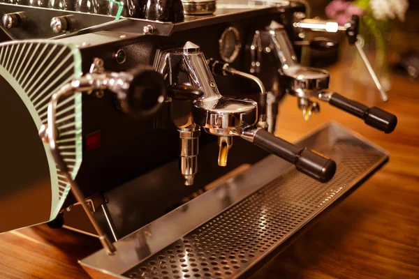 Koffie machine in bar — Stockfoto