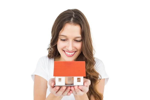 Mujer sosteniendo casa en miniatura — Foto de Stock