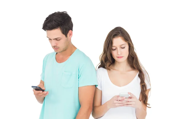 Konzentriertes Paar mit Smartphones — Stockfoto