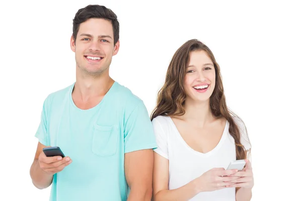 Paar nutzt sein Smartphone — Stockfoto
