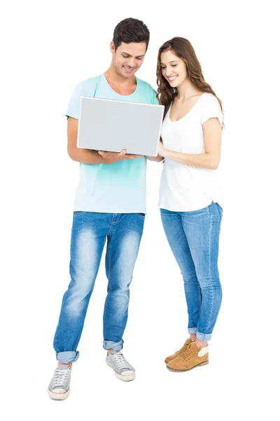 Casal feliz usando um laptop — Fotografia de Stock