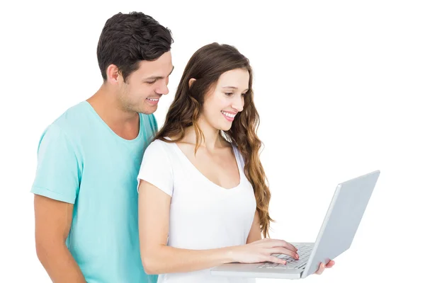 Casal feliz usando laptop — Fotografia de Stock