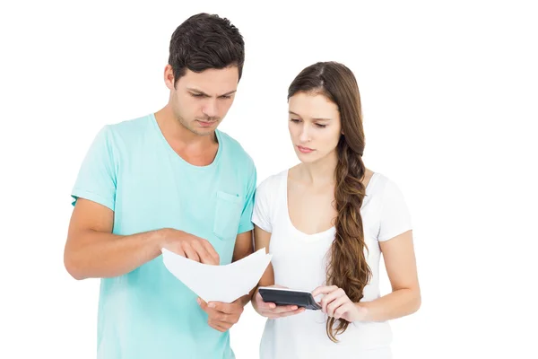 Casal usando calculadora para pagar contas — Fotografia de Stock
