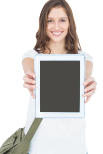 Estudante do sexo feminino mostrando tablet — Fotografia de Stock