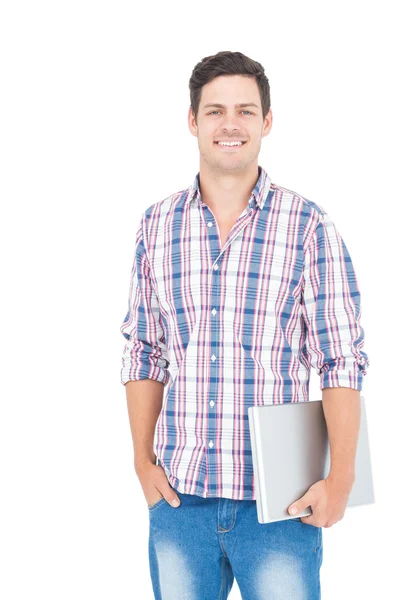 Sorrindo estudante do sexo masculino segurando um laptop — Fotografia de Stock