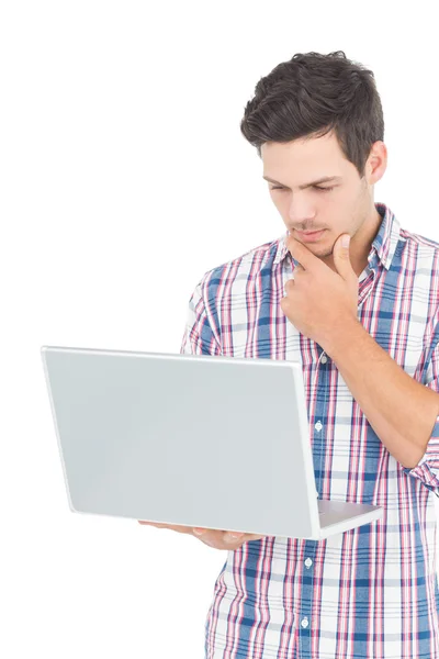 Retrato del estudiante masculino reflexivo usando una computadora portátil —  Fotos de Stock