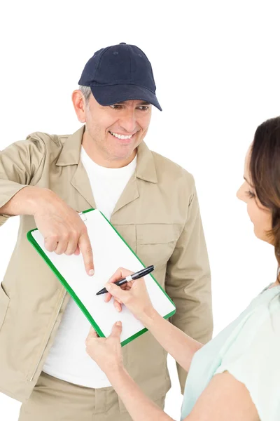 Cliente feminino assinando no papel com o homem de entrega — Fotografia de Stock