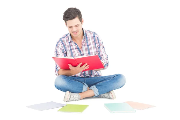 Man reading a book while sitting on the floor — Stock Photo, Image