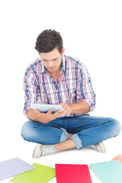 남자는 바닥에 앉아있는 동안 태블릿을 사용 하 여 — 스톡 사진