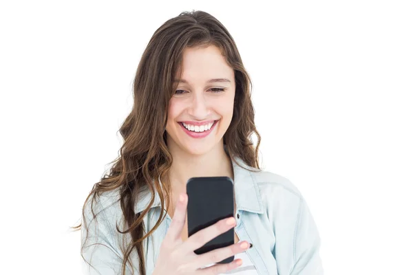 笑顔の若い女性が彼女のスマート フォンを使用して — ストック写真