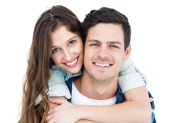 Schattig paar omarmen en op zoek naar de camera — Stockfoto