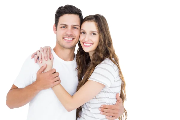 Nettes Paar umarmt und schaut in die Kamera — Stockfoto