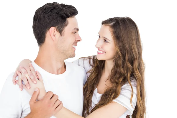 Bonito casal abraçando e olhando um para o outro — Fotografia de Stock