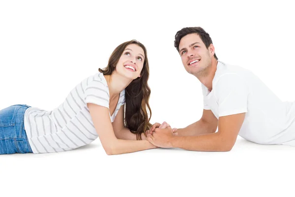 Casal feliz deitado no chão olhando para cima — Fotografia de Stock