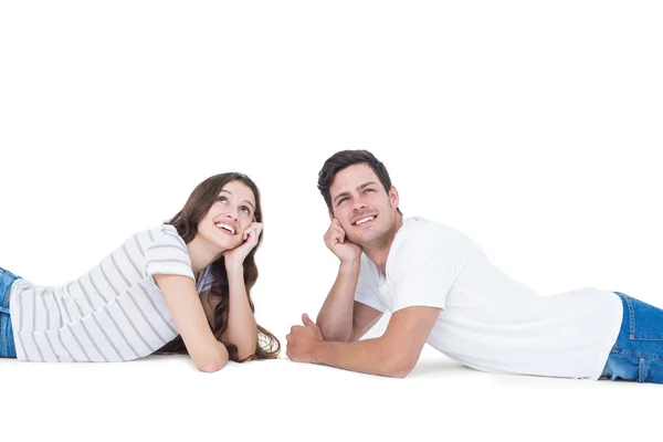 Casal feliz deitado no chão olhando para cima — Fotografia de Stock