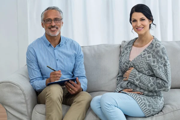 Doctor consulting pregnant woman — Stock Photo, Image