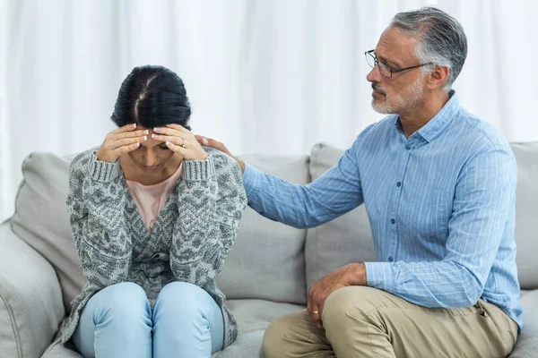 Thérapeute consolant une femme — Photo