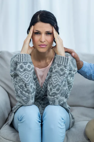 Preoccupata donna incinta seduta sul divano — Foto Stock