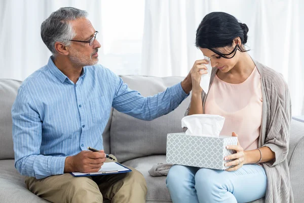 Terapista consolazione una donna — Foto Stock